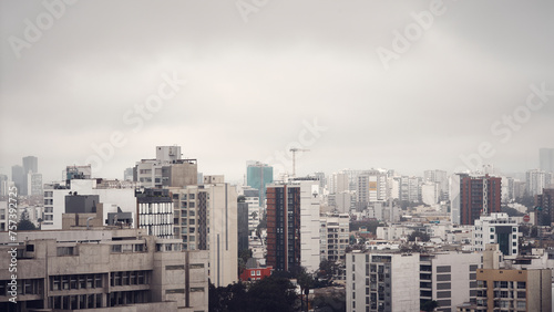 Lima y su clima gris con niebla y garúa llovizna permanente, en Peru © Hector Milla