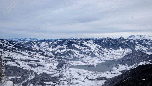 Winterlandschaft in den Schweizer Bergen - von Rigi Scheidegg mit Blick Lauerzersee und Schwyz - Mythenregion