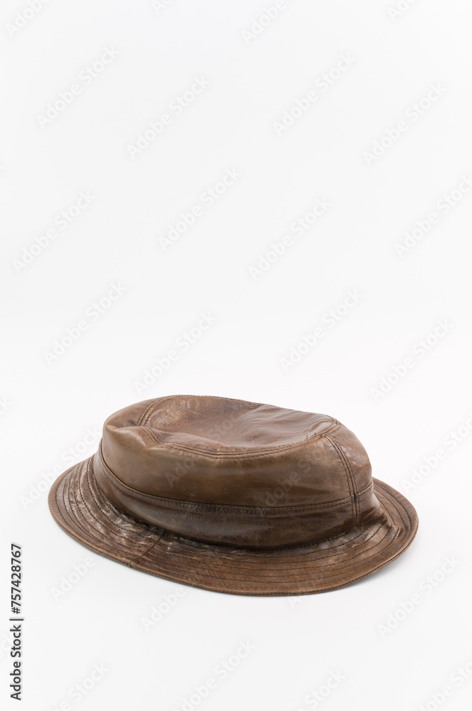 immagine di vecchio cappello floscio in pelle marrone su superficie bianca immagine di vecchio cappello floscio in pelle marrone su superficie bianca