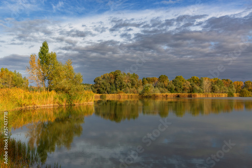 autumn on lake © Pavlo Klymenko
