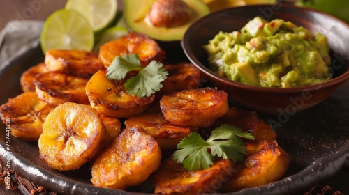 Patacones mit Guacamole aus Kolumbien: Frittierte Kochbananen, Patacones with guacamole from Colombia: fried plantains,