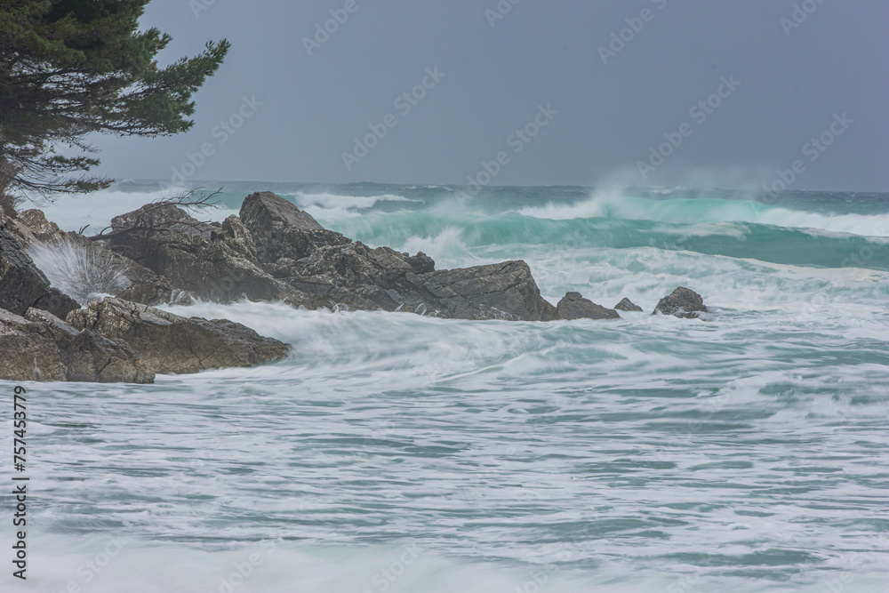Obraz premium waves crashing on a rock