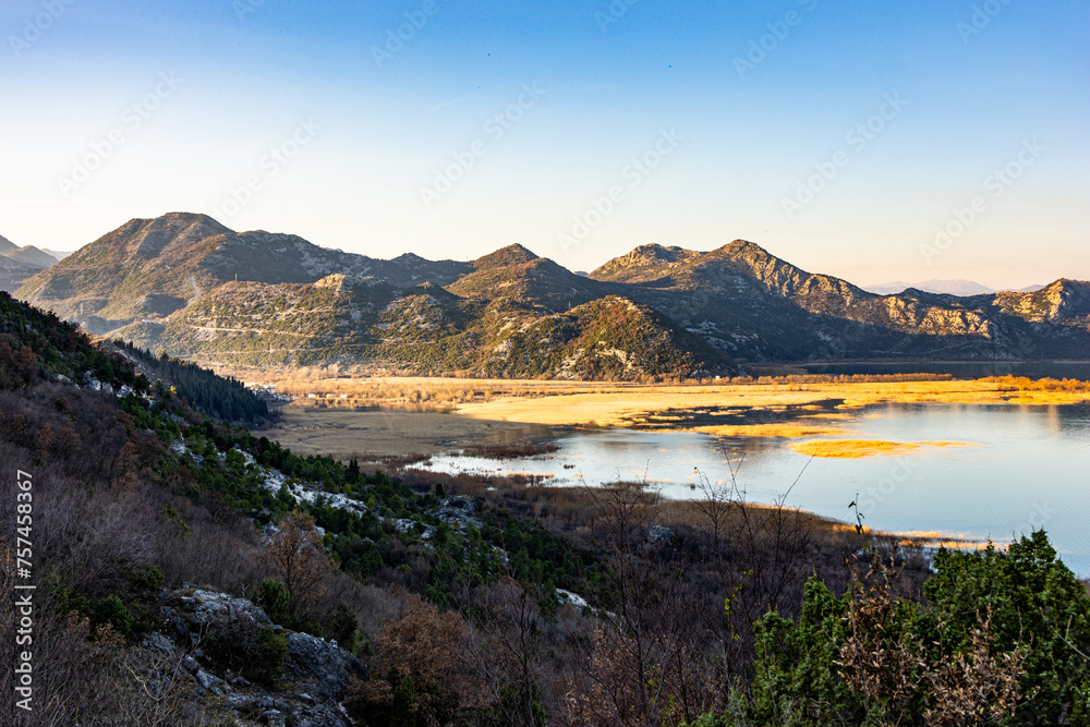 Naklejka premium lake in mountains