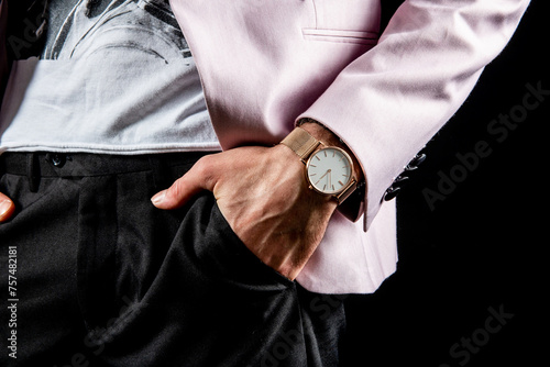 Orologio su mano in tasca e persona vestita elegante