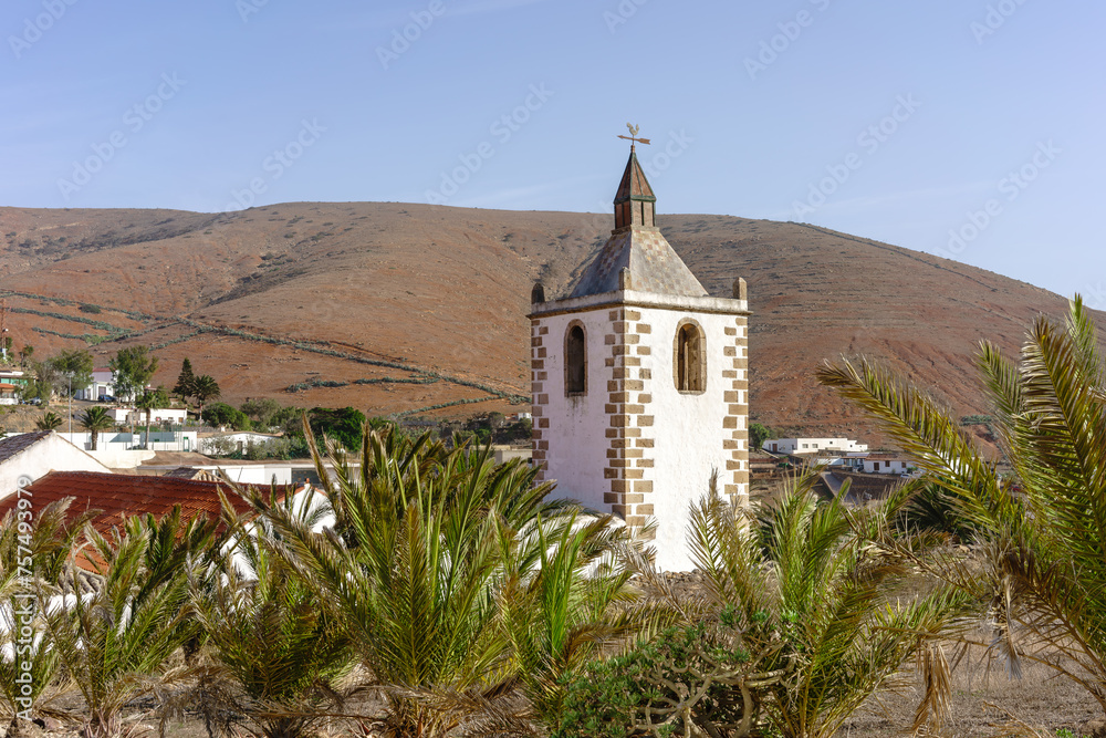 Glockenturm der Kathedrale Santa María de Betancuria in Betancuria auf der Insel Fuerteventua, Kanarische Inseln - obrazy, fototapety, plakaty 