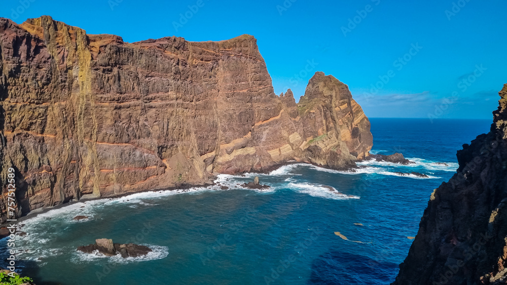 Obraz premium Panoramic view of majestic Atlantic Ocean coastline at Ponta de Sao Lourenco peninsula, Canical, Madeira island, Portugal, Europe. Coastal hiking trail along steep rocky rugged cliffs. Sea breeze. Awe