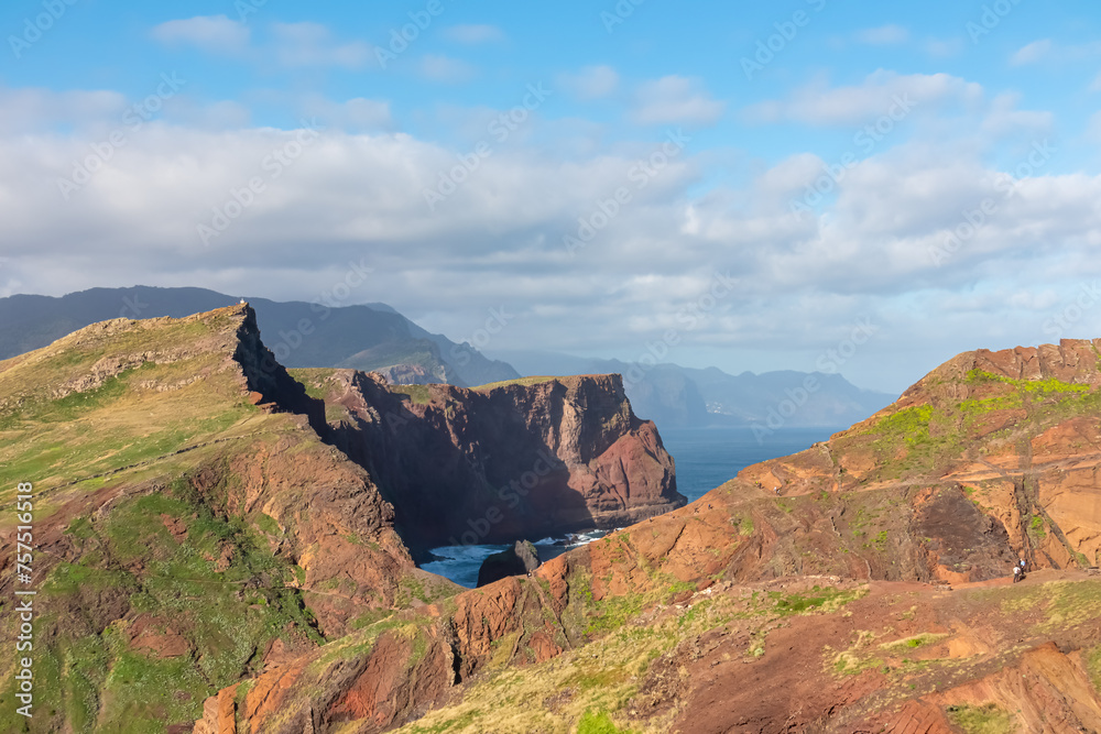 Obraz premium Panoramic view of majestic Atlantic Ocean coastline at Ponta de Sao Lourenco peninsula, Canical, Madeira island, Portugal, Europe. Coastal hiking trail along steep rocky rugged cliffs. Sea breeze. Awe