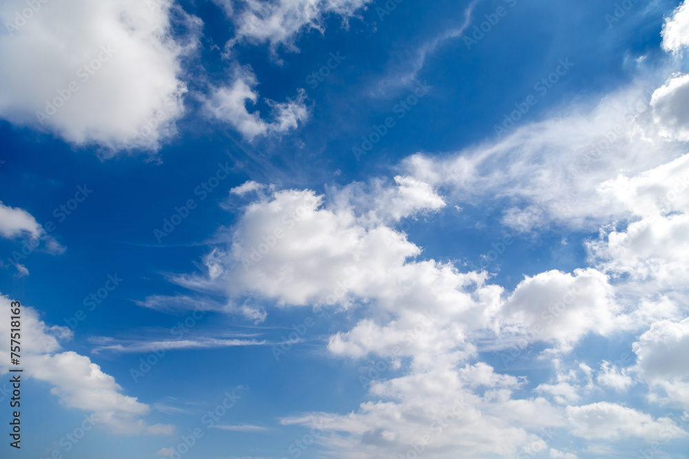 Obraz premium Blue sky with puffy cloud formations, natural background