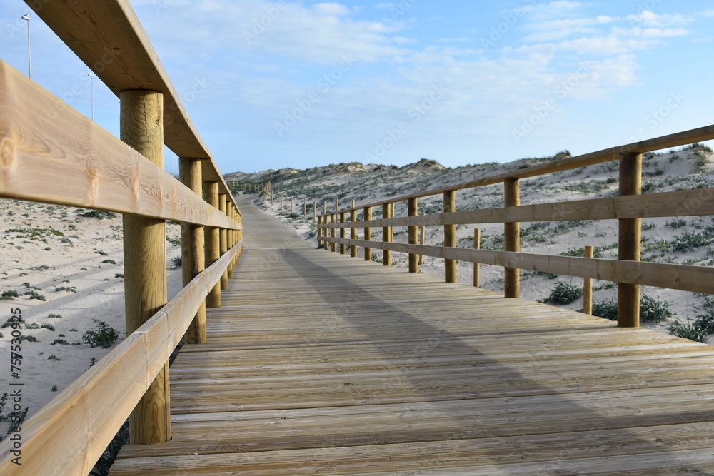Obraz premium Pasarela de madera en playa de la Cortadura en Cádiz