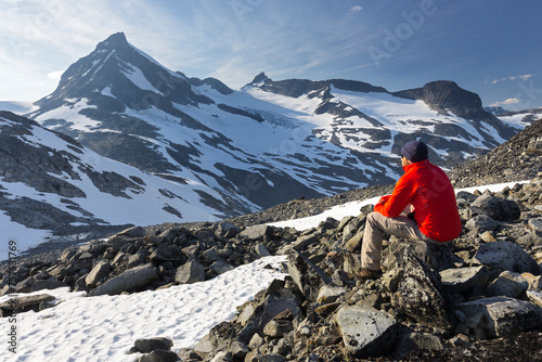 ein Bergsteiger, Smörstabbtindan Massiv, Jotunheimen Nationalpark, Sogn og Fjordane, Norwegen photo