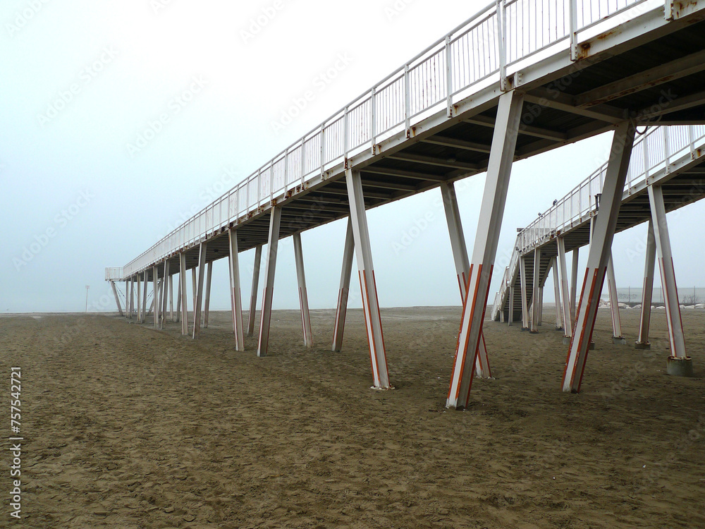 Fototapeta premium Passerelle métallique sur la plage du Lido à Venise