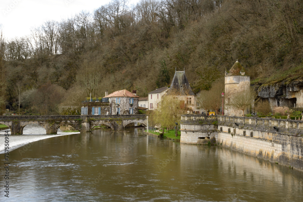 village sur rivière