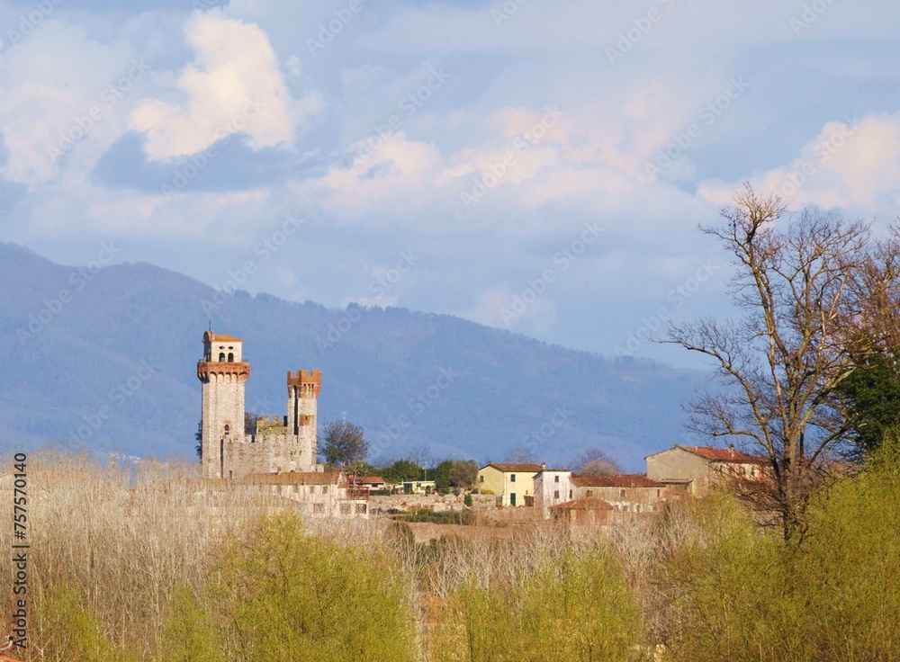Paesaggio con castello medievale, Toscana, Italia