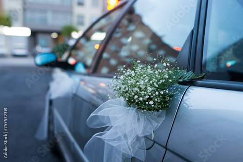 Adorno de flores en un coche de boda
