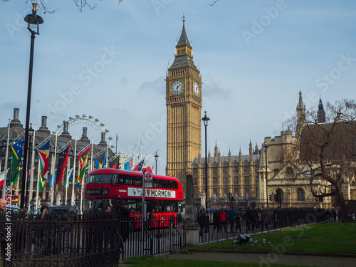 Big Ben de Londres y autobus típico