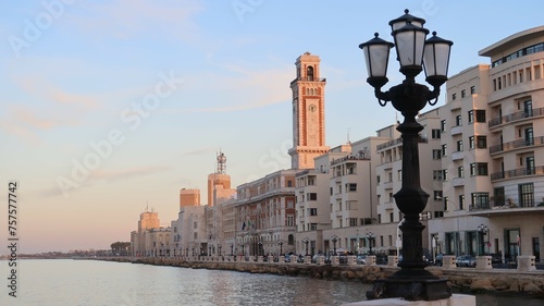 Vue panoramique sur le Lungomare de la ville de Bari (quartier Madonnella), au bord de la mer Adriatique, avec la tour du palazzo Presidenza regione Puglia / Conseil régional des Pouilles (Italie)