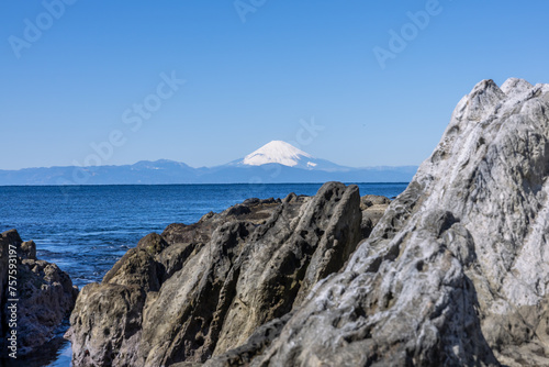 雪化粧の富士山と城ヶ島の海（三浦市）