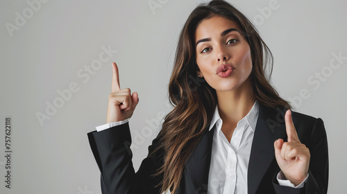  maquete de mulher de negócios de beleza em fotos corporativas profissionais apontando para apresentação