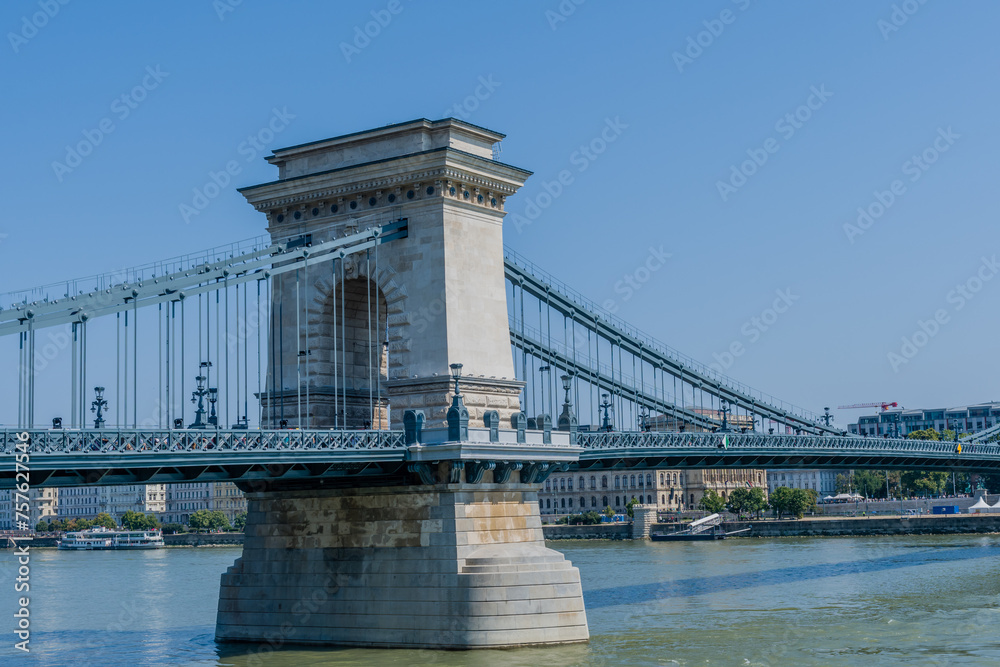 Obraz premium The Chain Bridge over the Danube River with clear skies in Budapest, Hungary