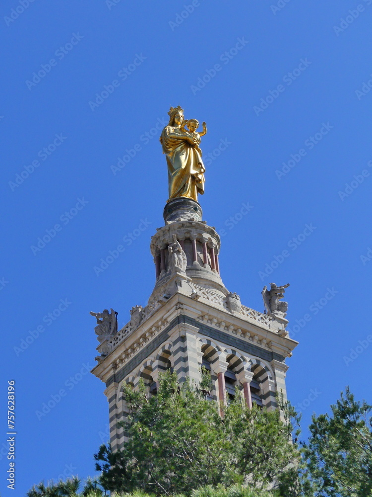Statue dorée de la basilique Notre-Dame de la Garde à Marseille Statue dorée de la basilique Notre-Dame de la Garde à Marseille