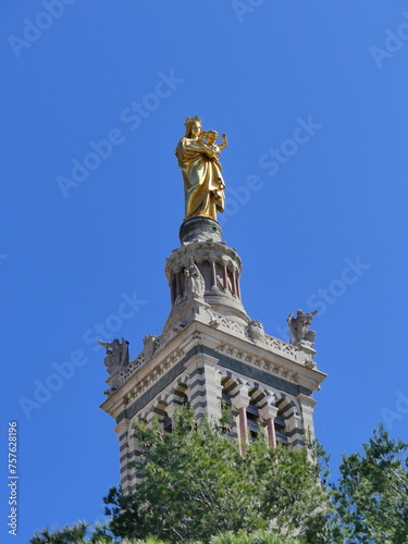 Statue dorée de la basilique Notre-Dame de la Garde à Marseille