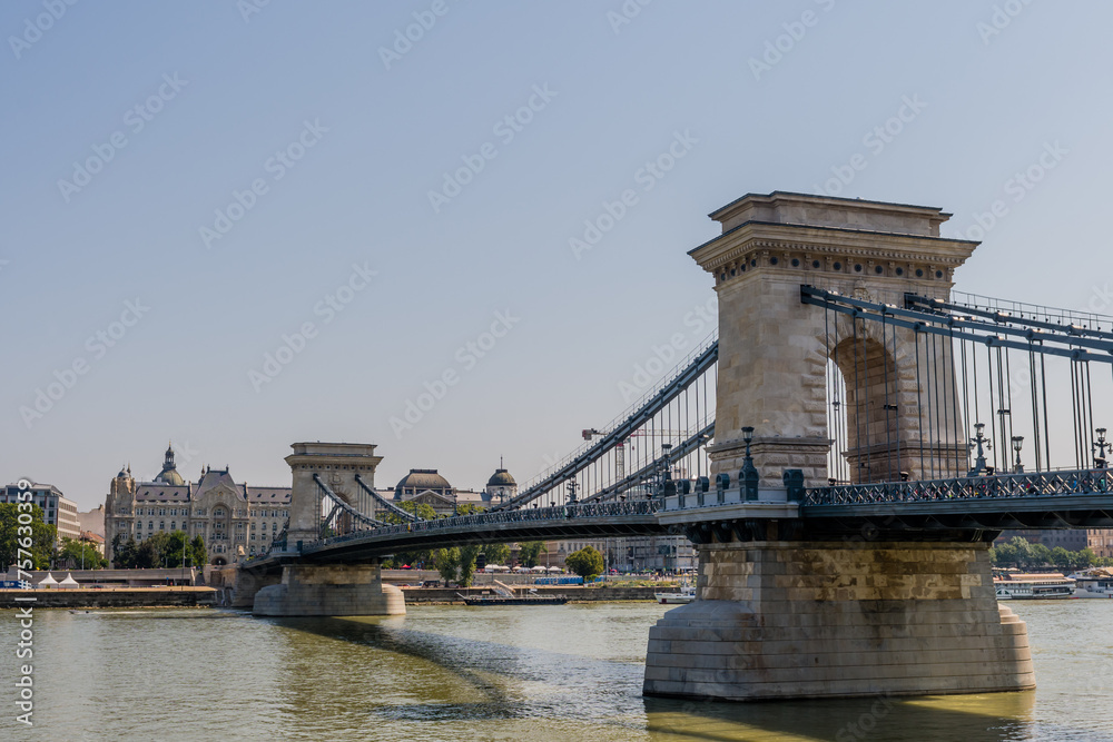 Obraz premium The Chain Bridge over the Danube River with clear skies Hungary, in Budapest, Hungary