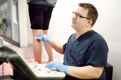 Принти на полотні Professional vascular surgeon making ultrasound of the vein of patient in clinic before vein surgery