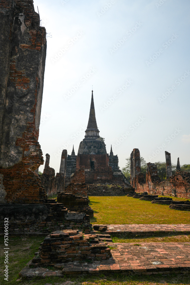 Obraz premium Wat Phra Si Sanphet One of the World Heritage Sites of Ayutthaya Province, Thailand, built in 1492, currently remaining in condition as seen in the picture, taken on 23-02-2024.