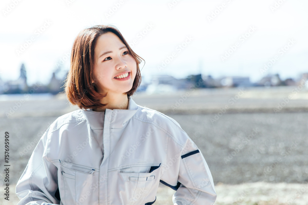 作業着を着た女性　woman wearing work clothes