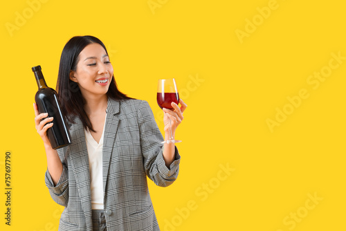 Beautiful Asian businesswom...