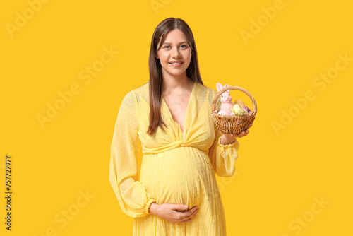 Smiling pregnant woman in y...