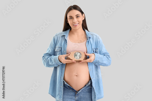 Pregnant woman holding pigg...