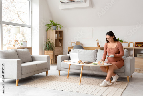 Young pregnant woman with m...