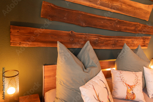 gemütliches Schlafzimmer mit Holz und Bett