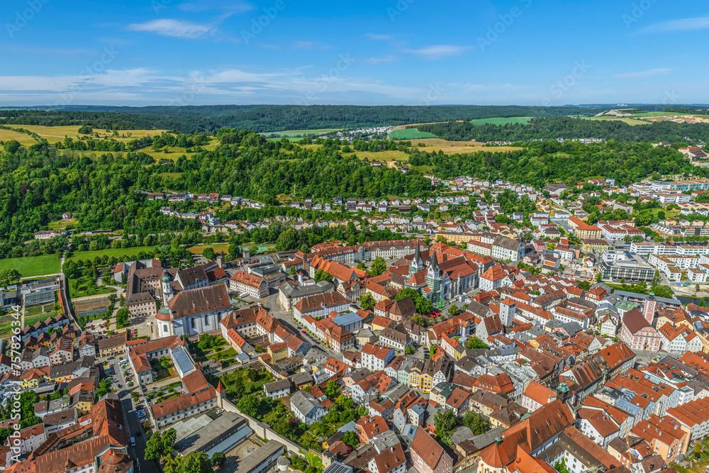 Blick auf das idyllisch gelegene Eichstätt, zentrale Stadt des Naturparks Altmühltal in Bayern