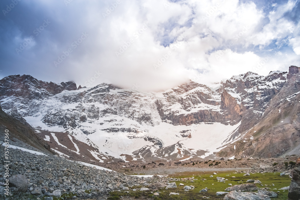 Obraz premium Mountain landscape of the Fan Mountains with rocks, stones, glaciers and vegetation in Tajikistan, mountain panorama