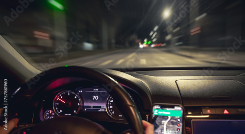 Foto Car steering wheel and view of the night road from the car, close-up