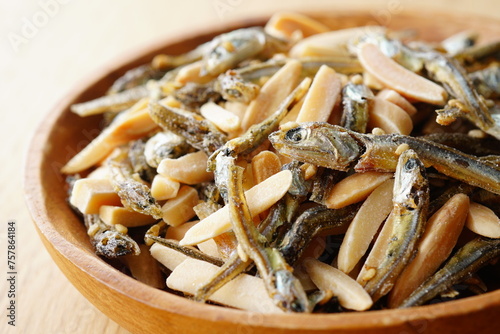 おつまみ　アーモンドと小魚
