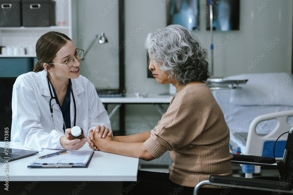 Obraz premium Doctor's hand reassuring patient and recommending treatment methods at the clinic.