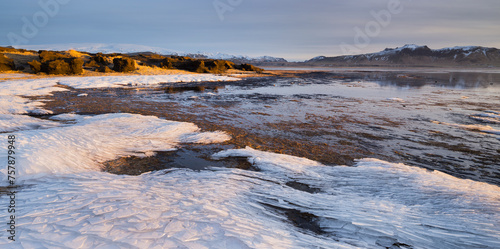 Eisschollen in der Bucht Dyrholaos, Dyrholar, Südisland, Island