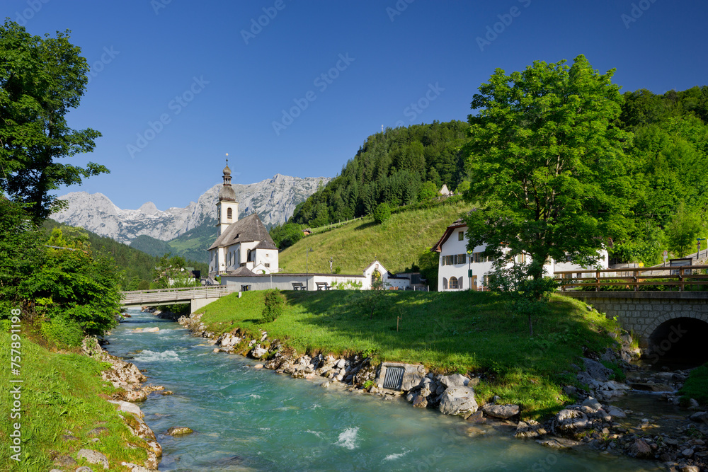 Kirche in Ramsau, Ramsauer Ache, Reiter Steinberge, Berchtesgadener Land, Bayern, Deutschland