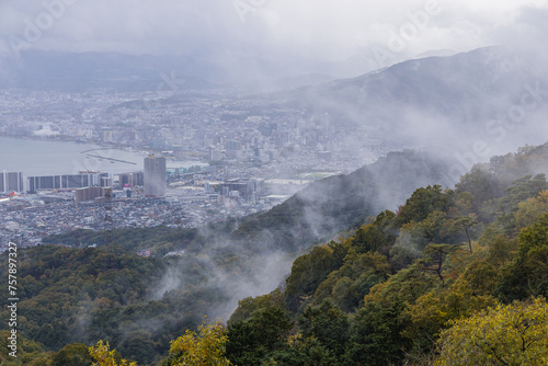 日本　滋賀県大津市の比叡山ドライブウェイ沿いにある夢見が丘展望台から見える街並みと琵琶湖 © pespiero