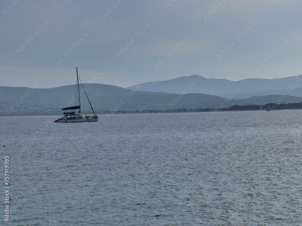 Fototapeta premium Voilier en mer et montagnes