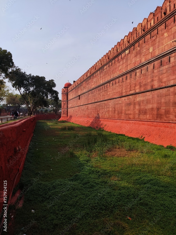 Le Fort rouge, aussi appelé palais-fort de Shahjahanabad ou Lal Qil'ah, de l'extérieur, beauté façade de batiment, style indien et arabe, de couleur orange, style de chateau-fort avec haut de mur de p