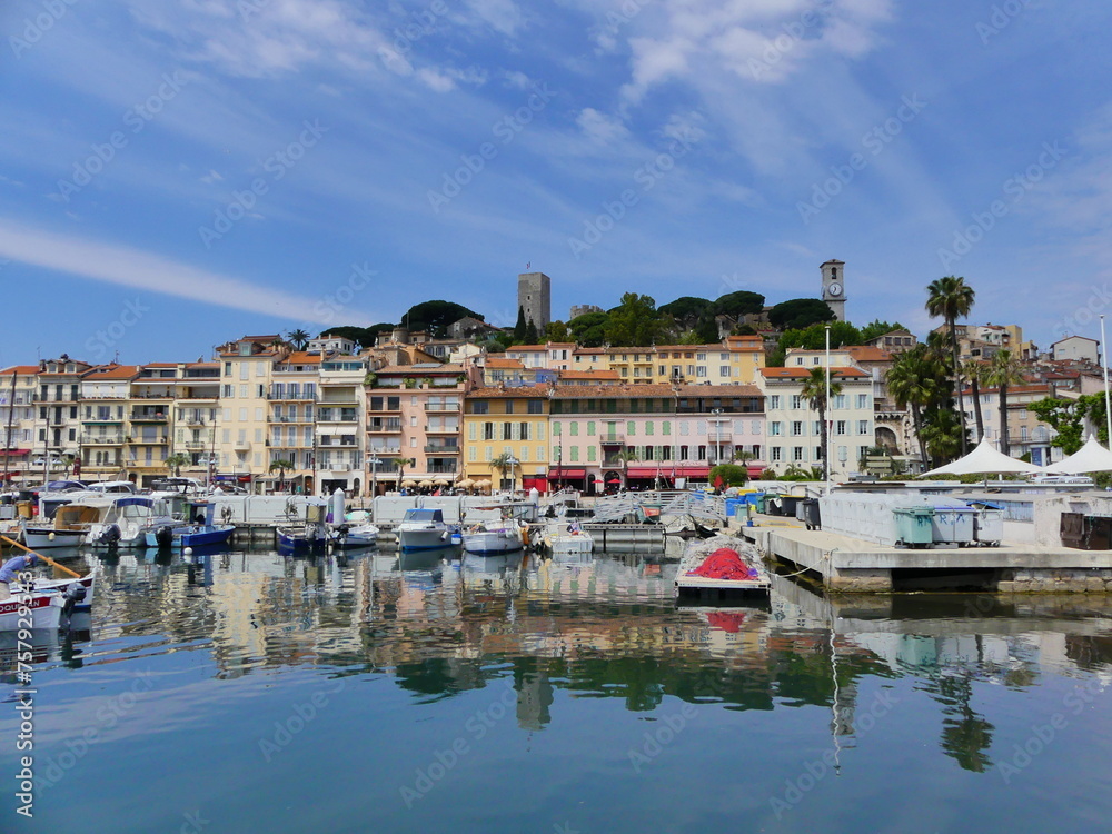 Façades colorés et port en Côte d'Azur