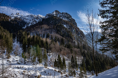 vista panoramica dall'alto su un bellissimo ambiente naturale di montagna, innevato, vicino a Pontebba, nell'Italia nord-orientale, illuminato dalla luce del sole mattutina, in inverno photo