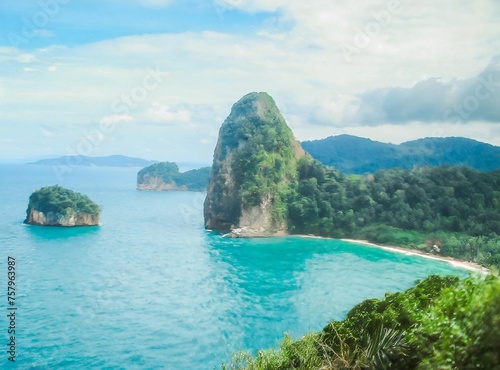 Paisaje pintoresco. Oceano y montañas. Viajes y aventuras alrededor del mundo. Islas de Tailandia.