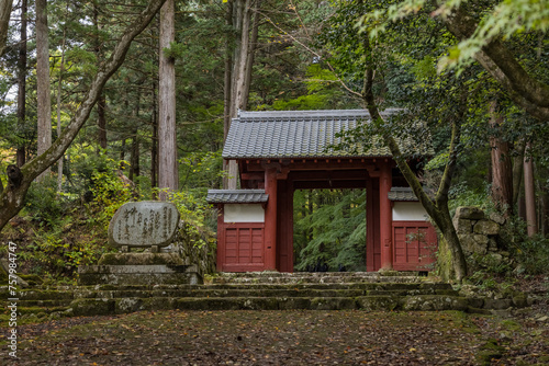 日本　滋賀県東近江市にある湖東三山の一つ、百済寺の総門と表参道