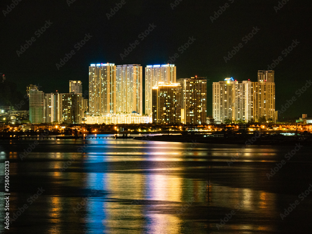 Obraz premium アジアの海辺のビル群の夜景