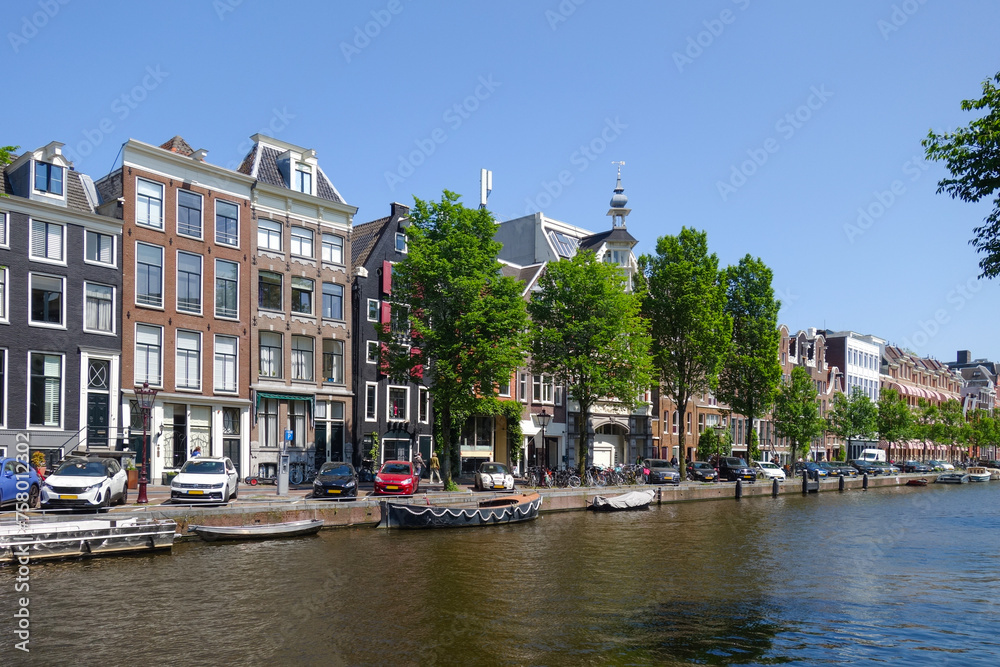 Historische Häuserzeile und Straßenansicht Amsterdam